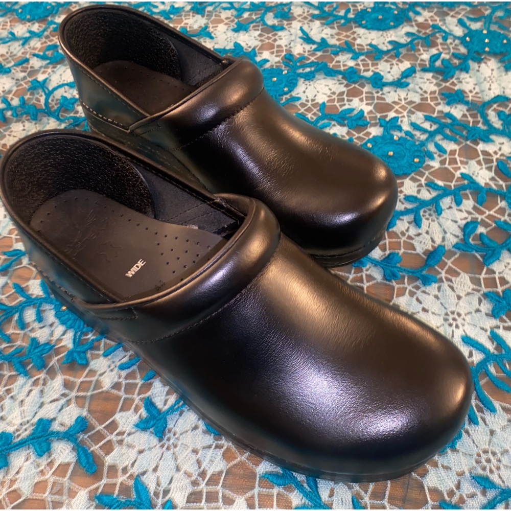 Dansko clogs 44 black. Perfect condition. Wide professional.